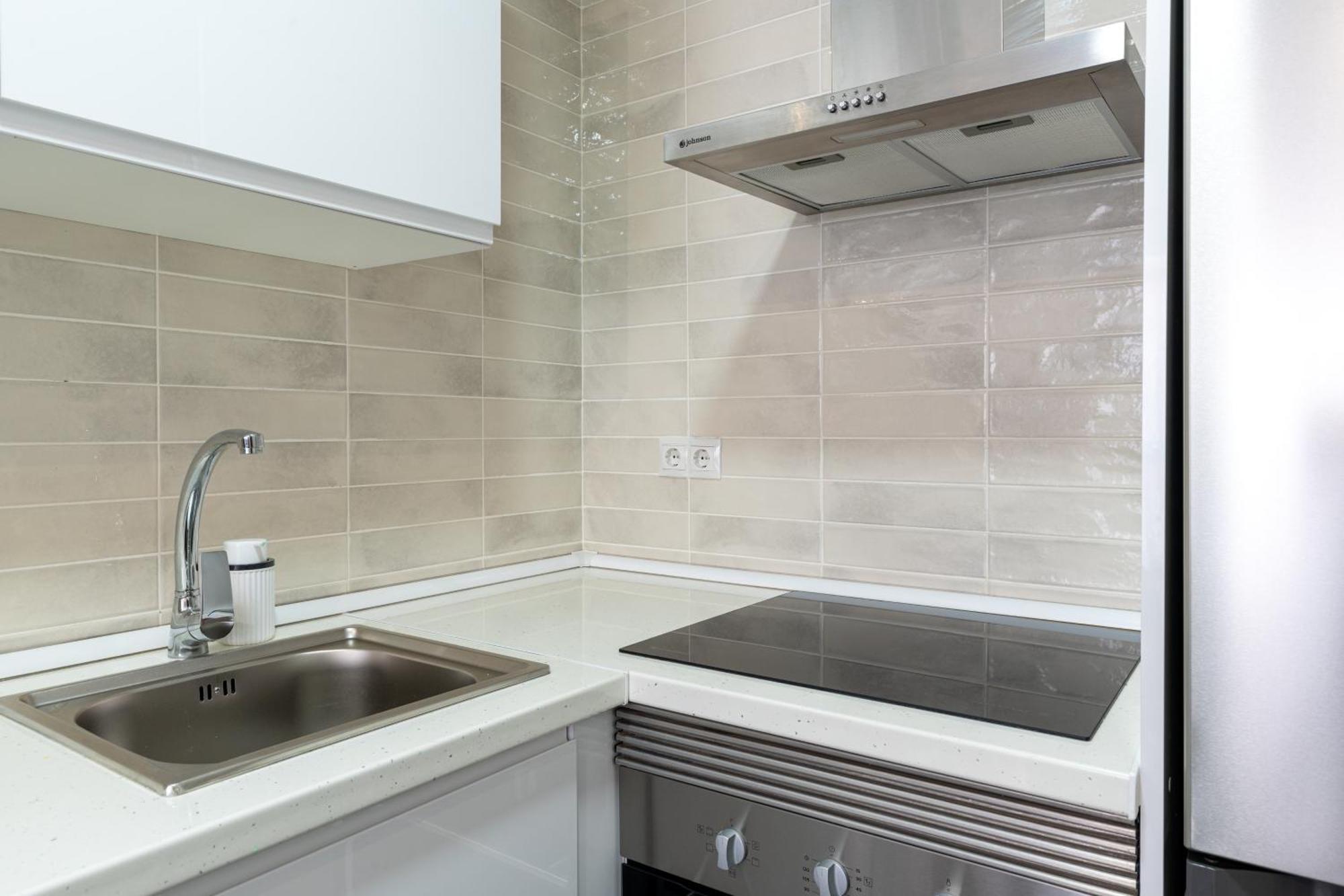 Piso Elegante Y Nuevo De 3 Habitaciones Y 2 Banos Sevilha Exterior foto